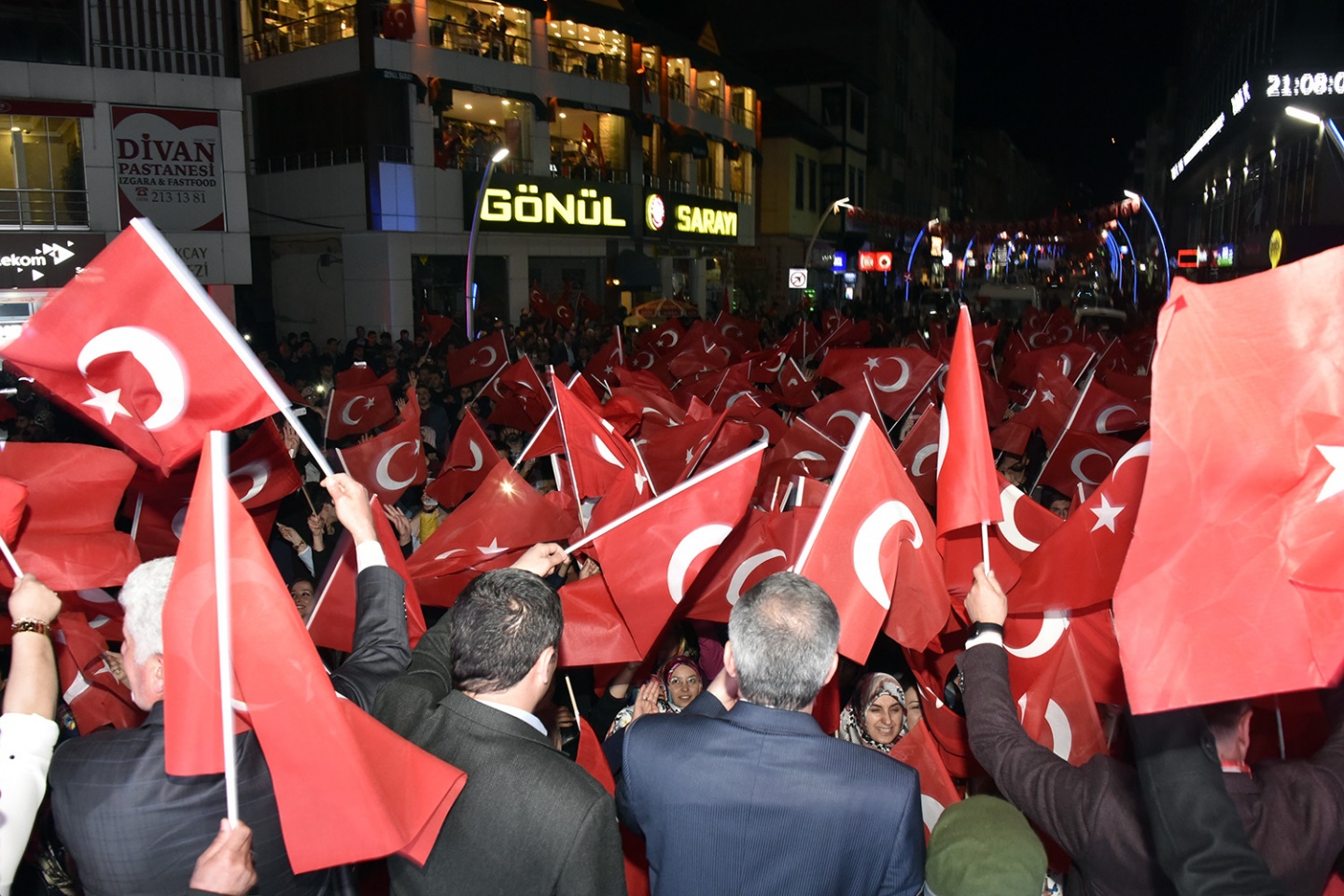 Gümüşhane’de ‘Başkan Erdoğan’ sloganlarıyla kutlama yapıldı 9