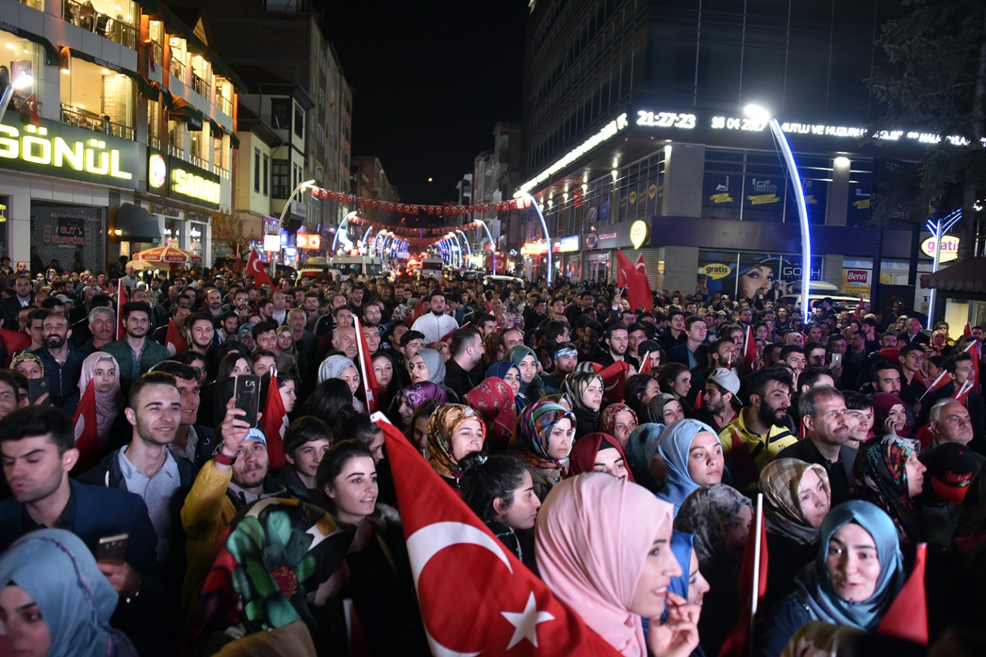 Gümüşhane’de ‘Başkan Erdoğan’ sloganlarıyla kutlama yapıldı 18