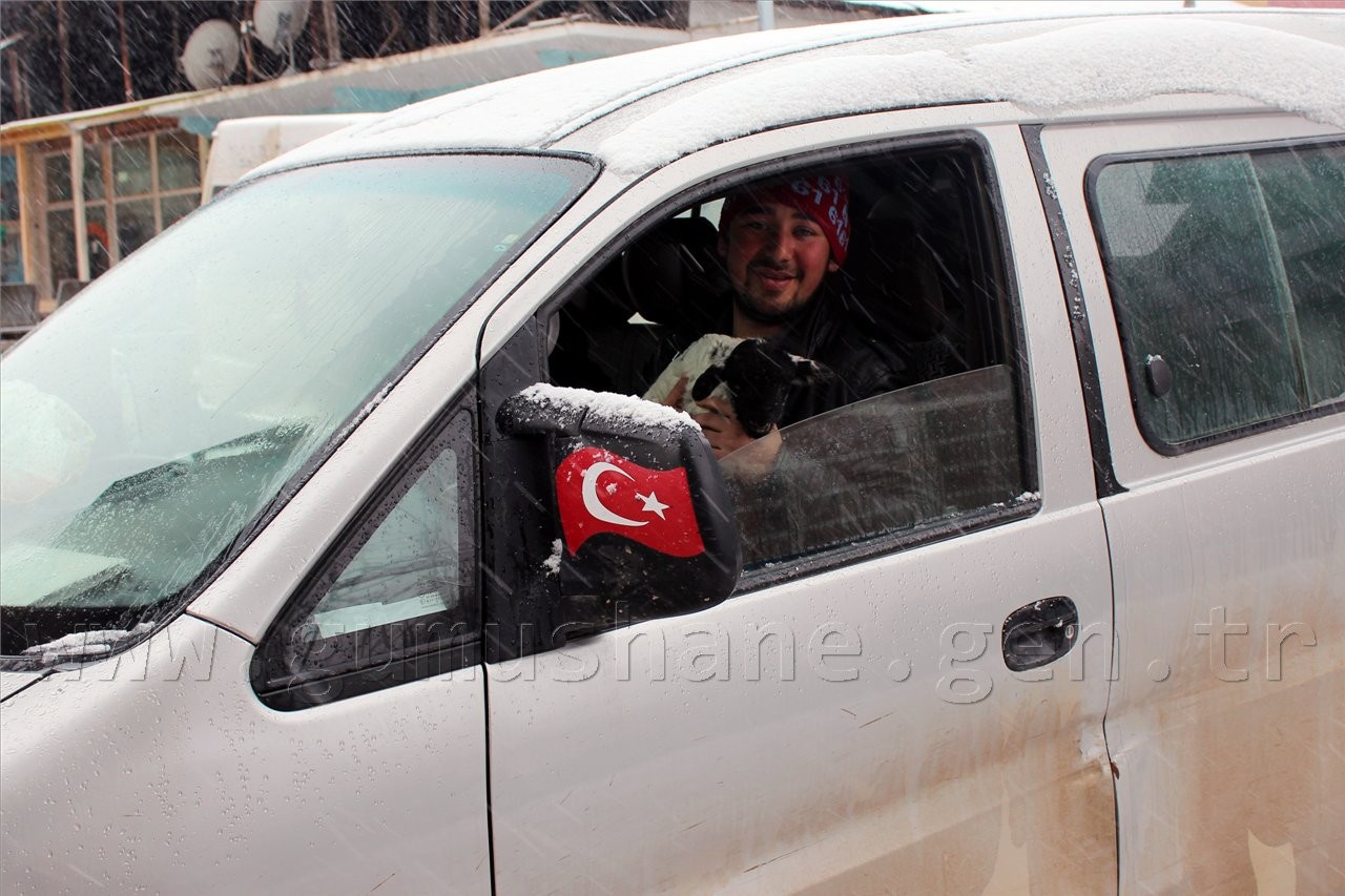 Dışlanan Kuzuya Evinde Biberonla Bakıyor 4