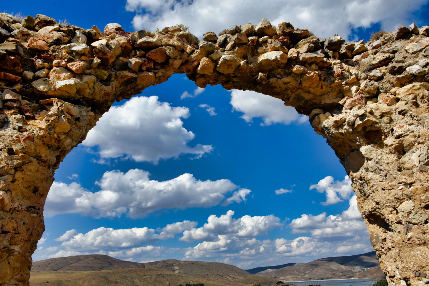 Yıllarca su kemeri sanıldı ama bazilika-kilise olduğu ortaya çıktı 12