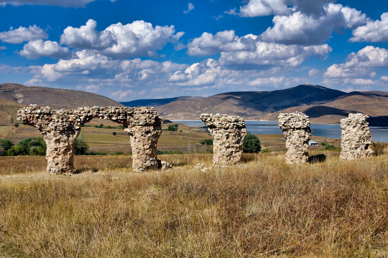 Yıllarca su kemeri sanıldı ama bazilika-kilise olduğu ortaya çıktı 10