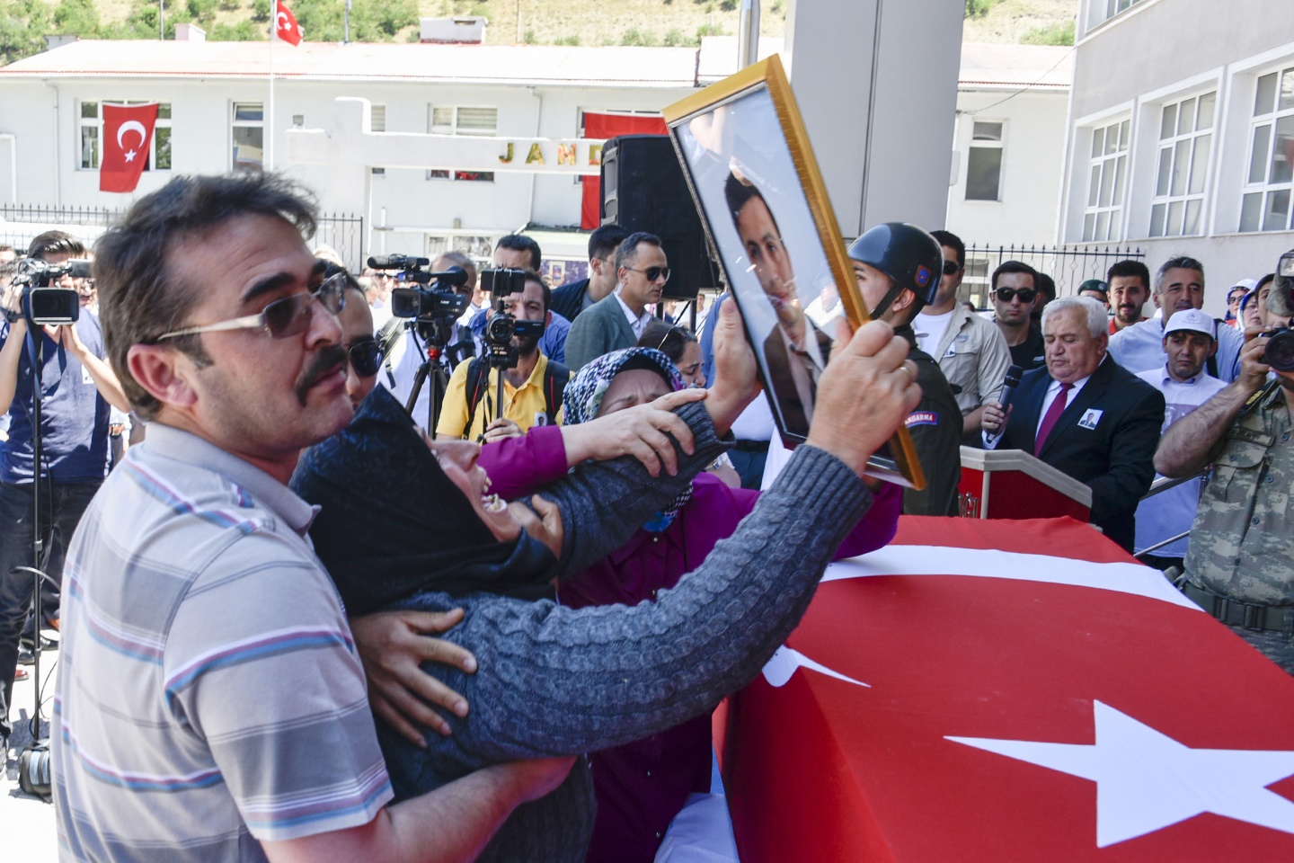 Şehit öğretmenimiz son yolculuğuna uğurlandı 8