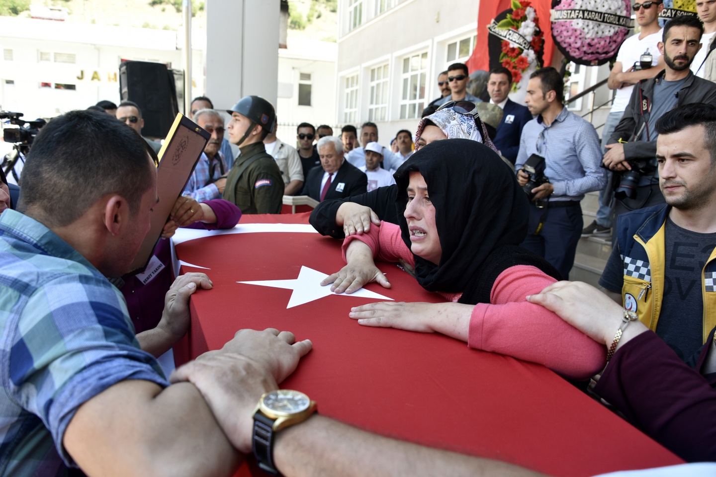 Şehit öğretmenimiz son yolculuğuna uğurlandı 9