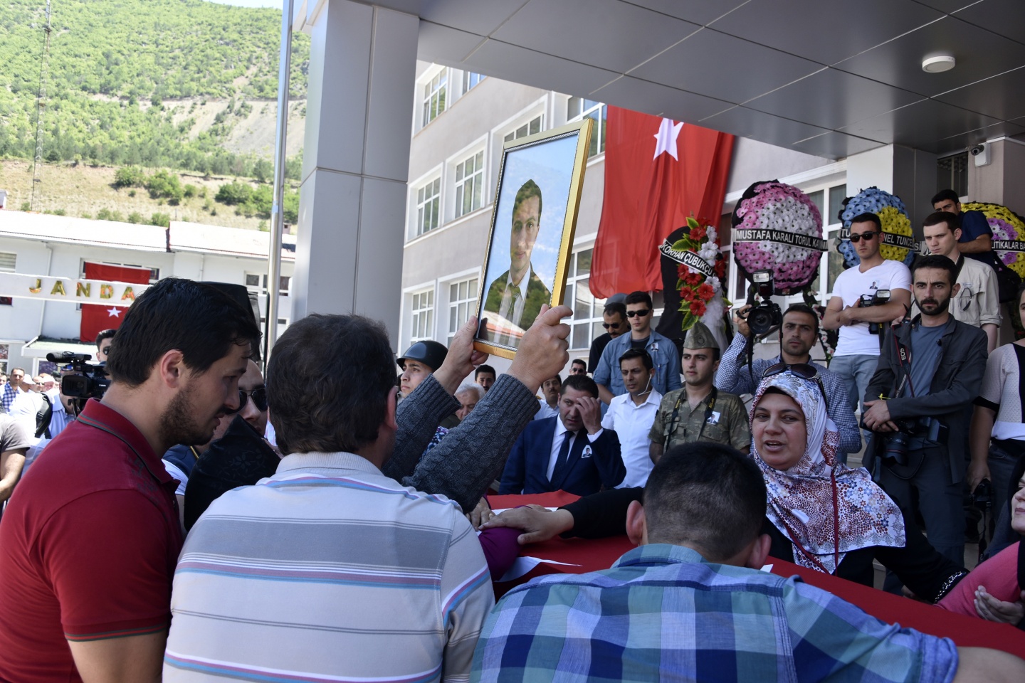 Şehit öğretmenimiz son yolculuğuna uğurlandı 16