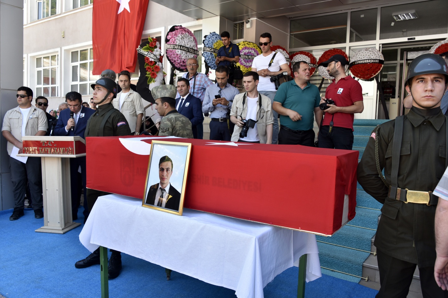 Şehit öğretmenimiz son yolculuğuna uğurlandı 12