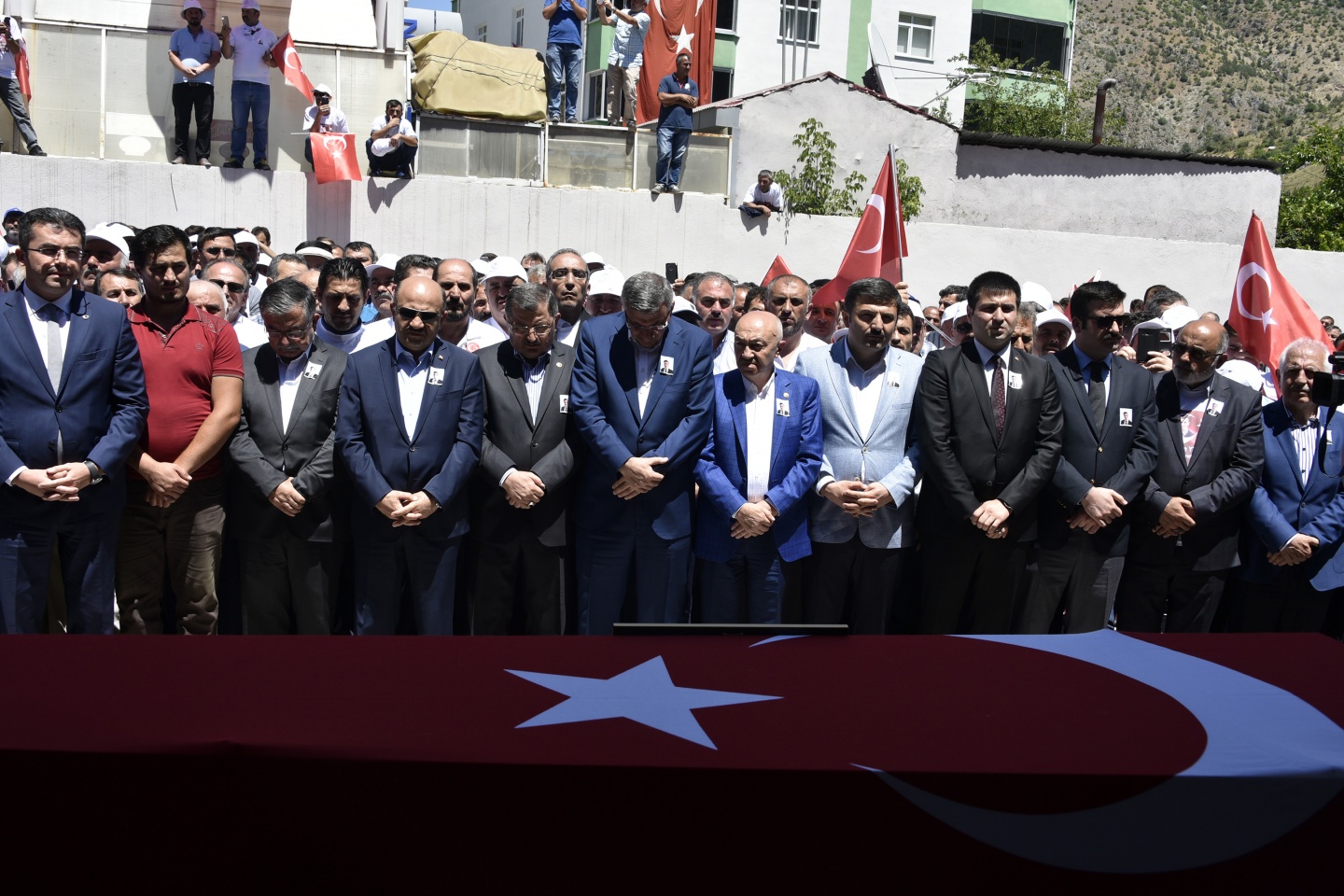 Şehit öğretmenimiz son yolculuğuna uğurlandı 3