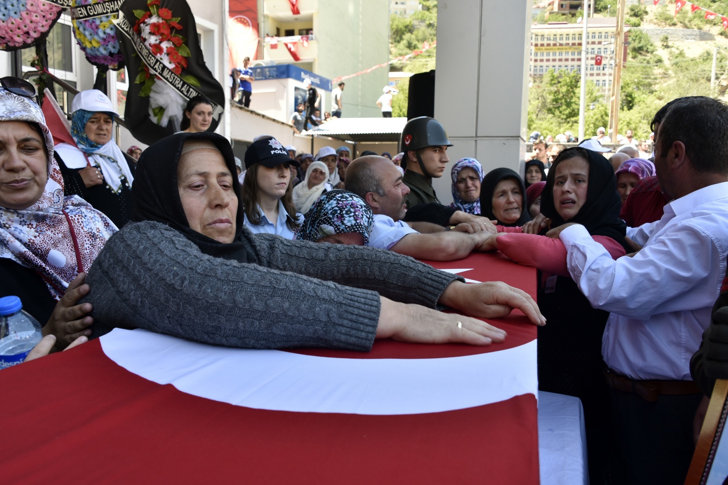 Şehit öğretmenimiz son yolculuğuna uğurlandı 24