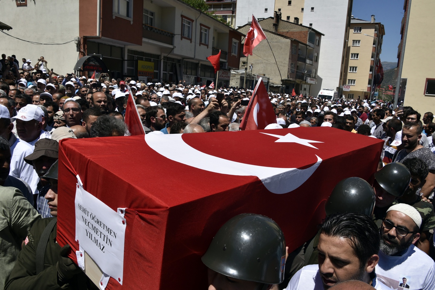 Şehit öğretmenimiz son yolculuğuna uğurlandı 32