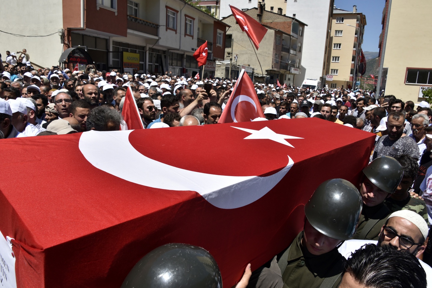 Şehit öğretmenimiz son yolculuğuna uğurlandı 34