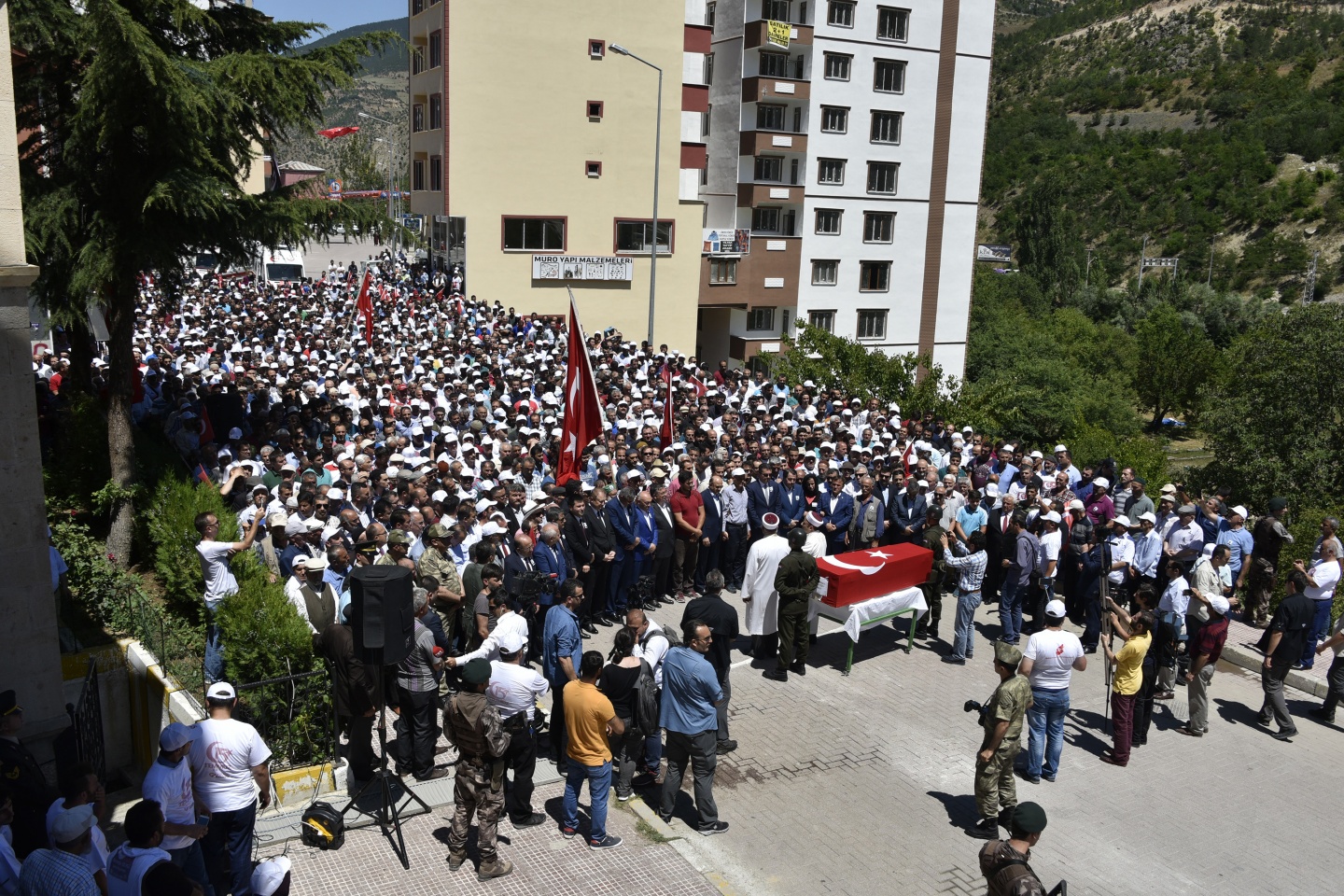 Şehit öğretmenimiz son yolculuğuna uğurlandı 33