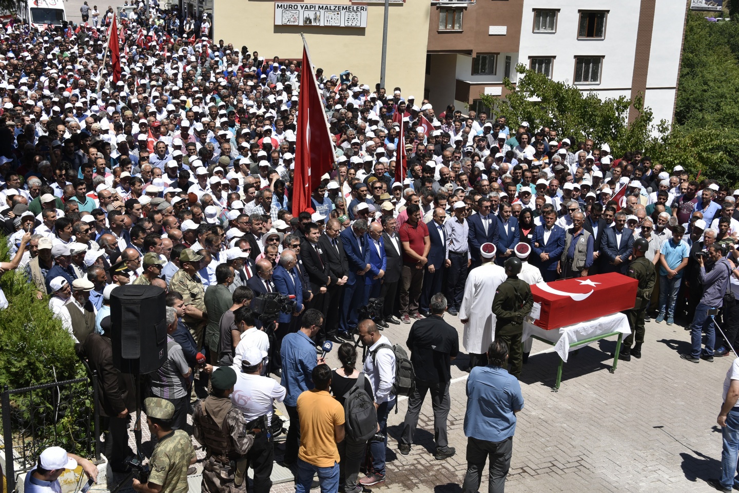Şehit öğretmenimiz son yolculuğuna uğurlandı 37
