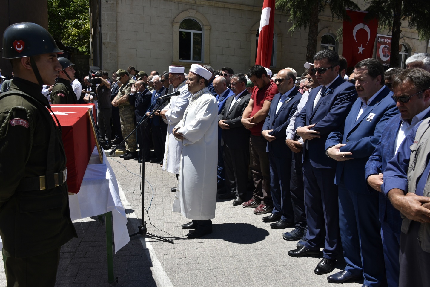 Şehit öğretmenimiz son yolculuğuna uğurlandı 39