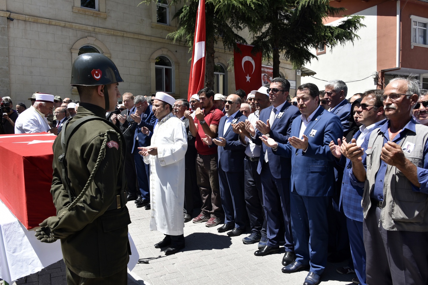 Şehit öğretmenimiz son yolculuğuna uğurlandı 42