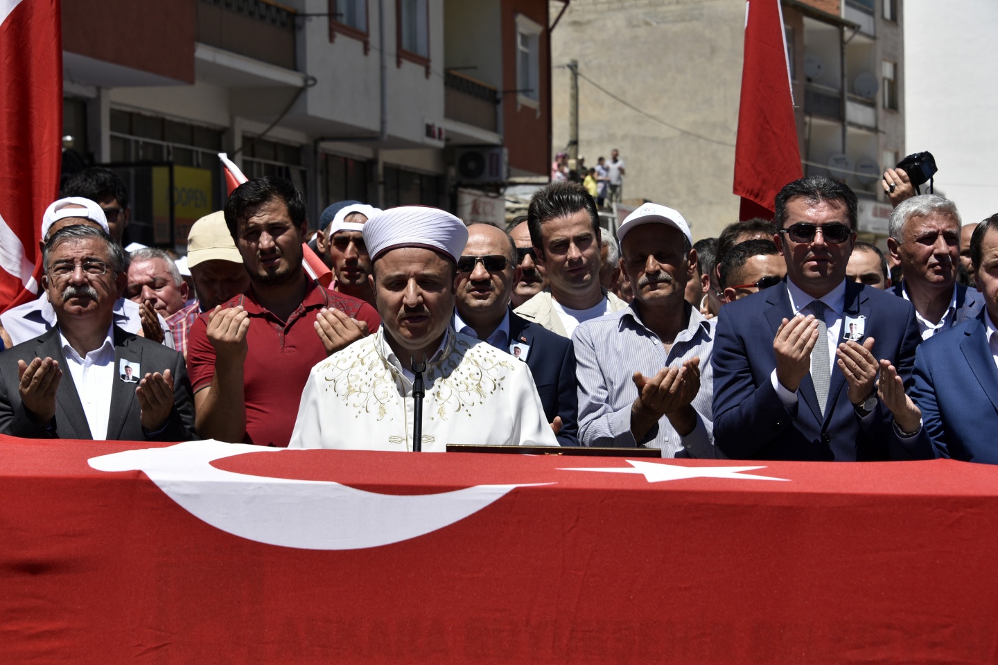 Şehit öğretmenimiz son yolculuğuna uğurlandı 38