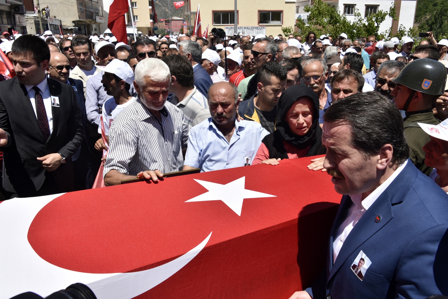 Şehit öğretmenimiz son yolculuğuna uğurlandı 40