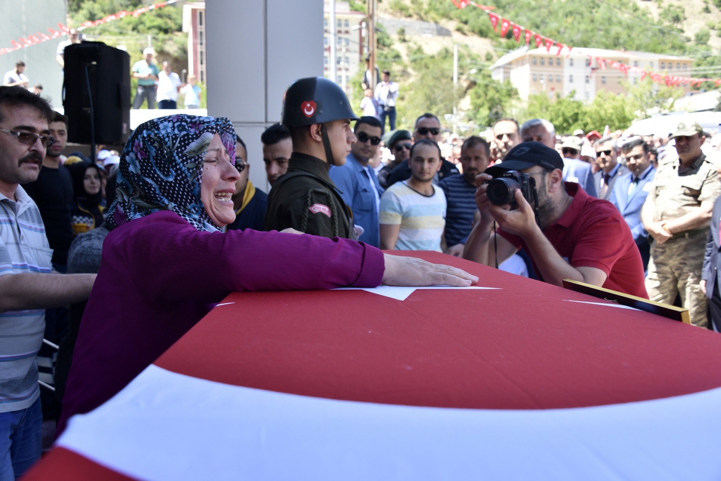 Şehit öğretmenimiz son yolculuğuna uğurlandı 6