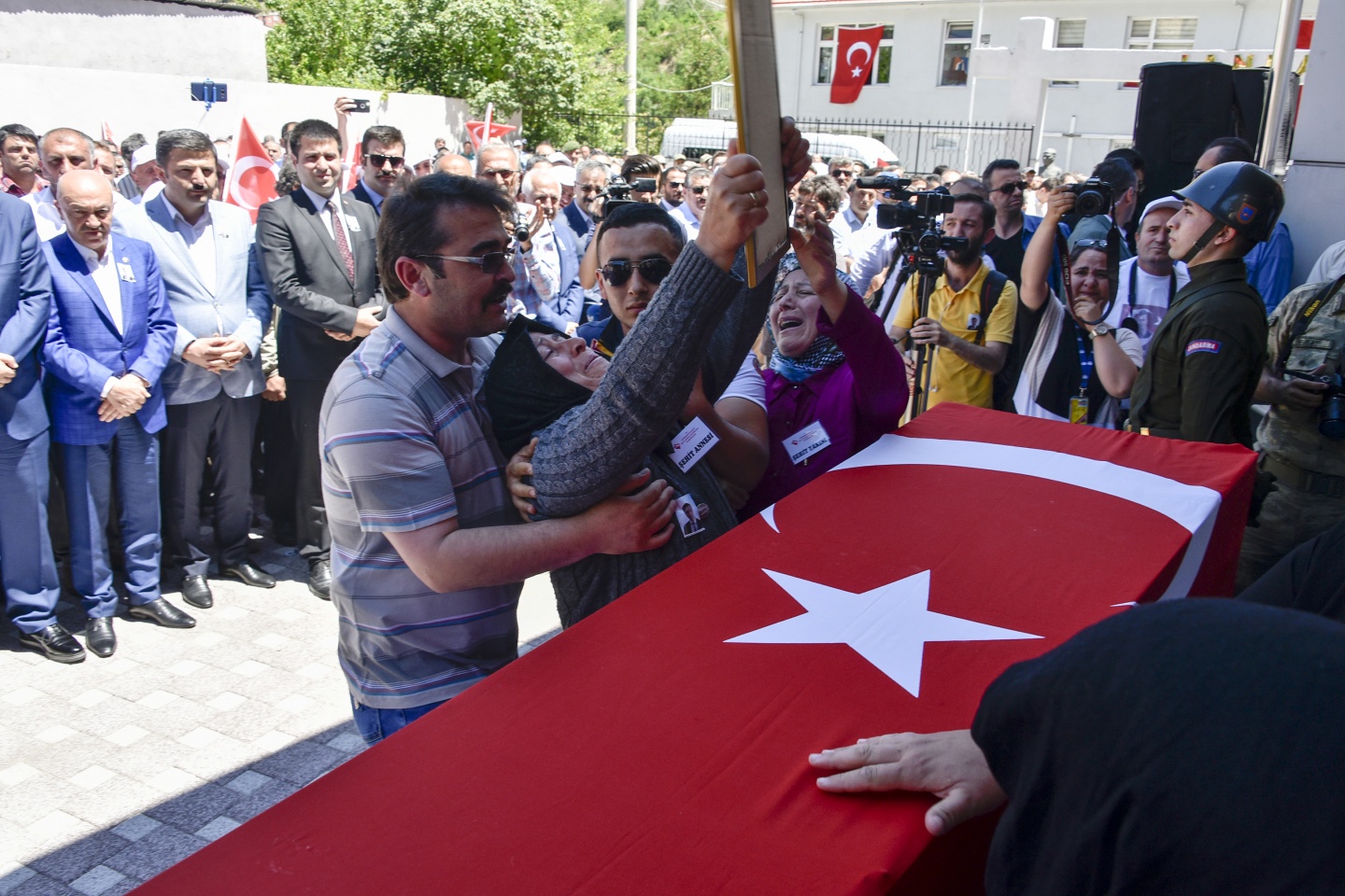 Şehit öğretmenimiz son yolculuğuna uğurlandı 10