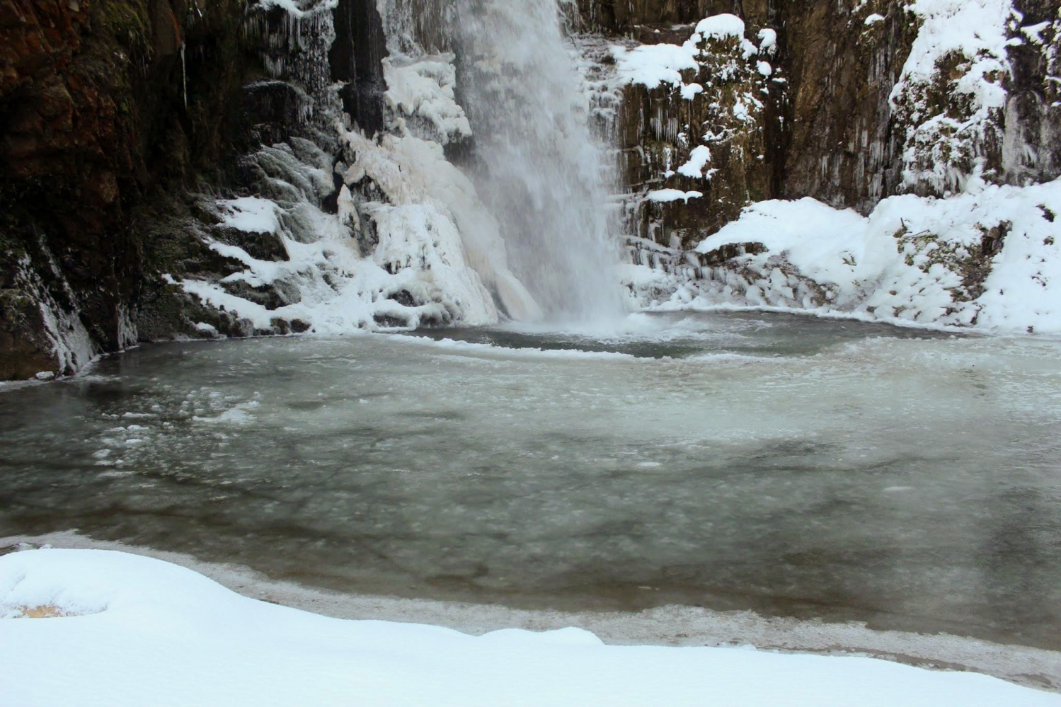Çağlayandibi Şelalesi buz tuttu 1