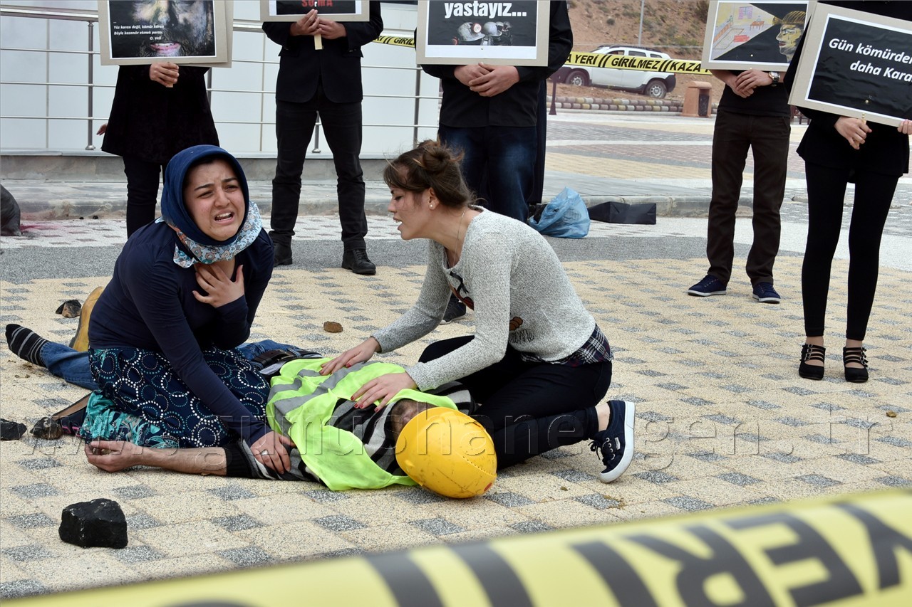 Gümüşhane’de Üniversite Öğrencileri Soma Maden Şehitlerini Andı 8