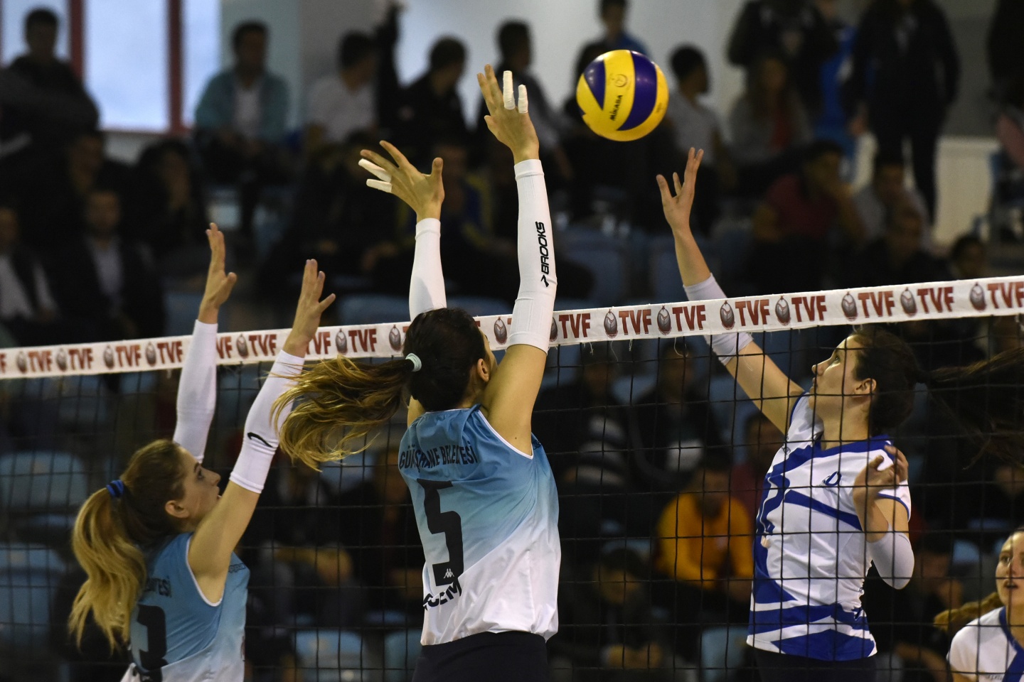 Gümüş Kızlar'dan süper galibiyet: 3-1 40