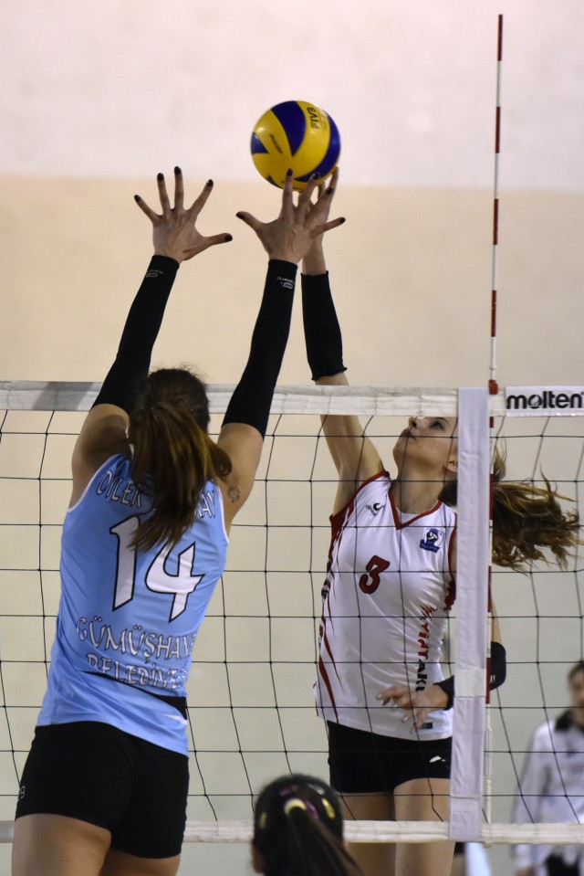 Gümüş Kızlar liderden 1 puan aldı: 2-3 24