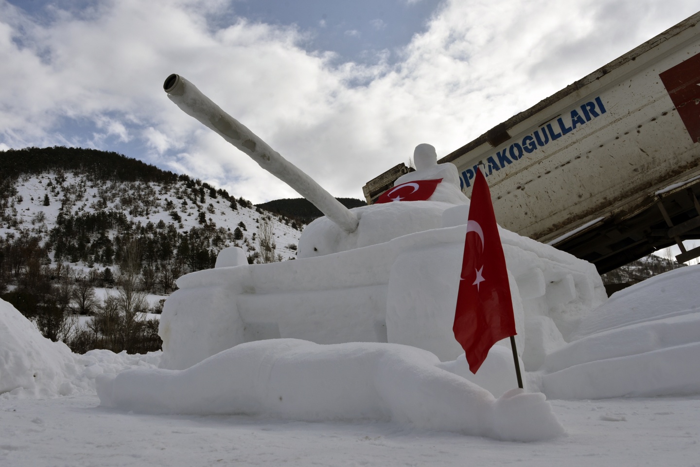 15 Temmuz’u kardan heykellerle anlattı 4