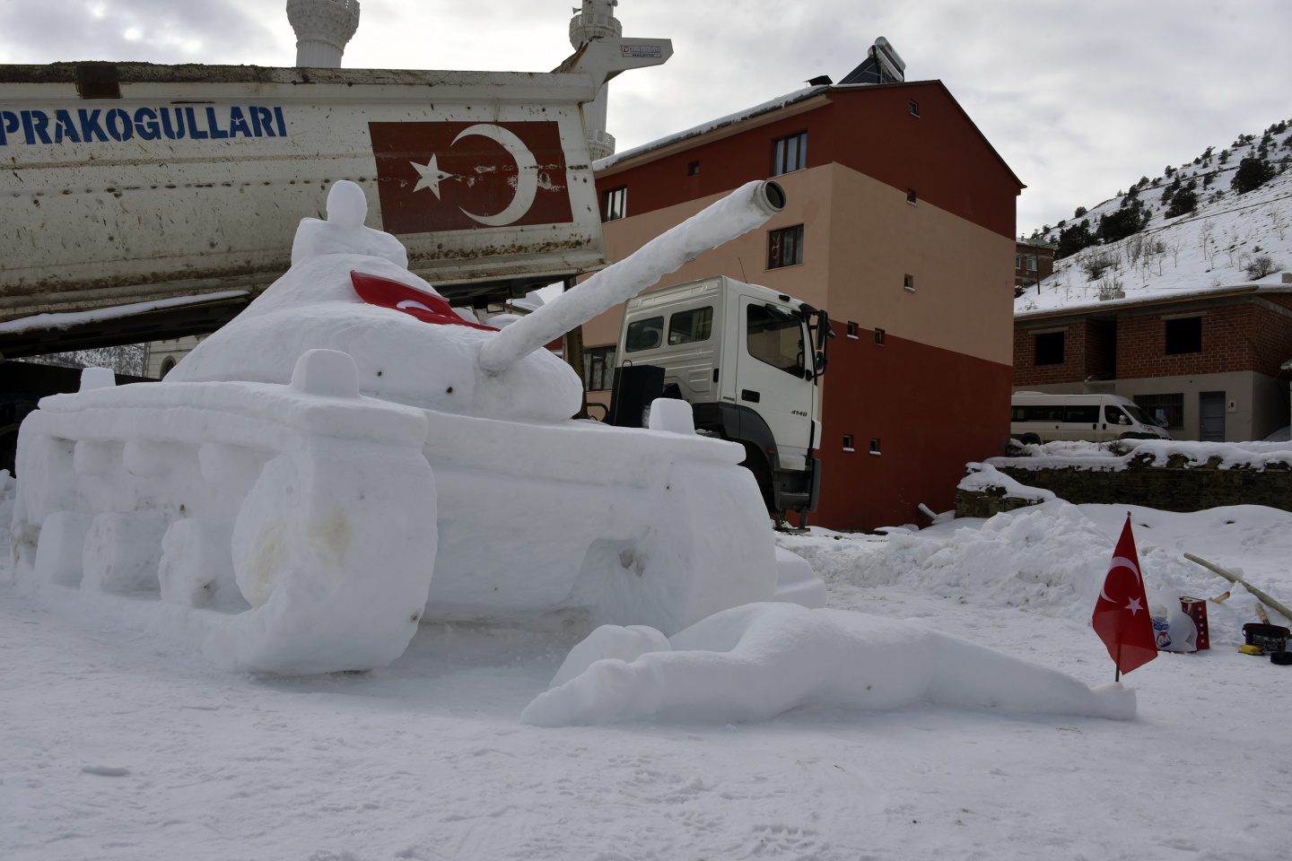 15 Temmuz’u kardan heykellerle anlattı 3