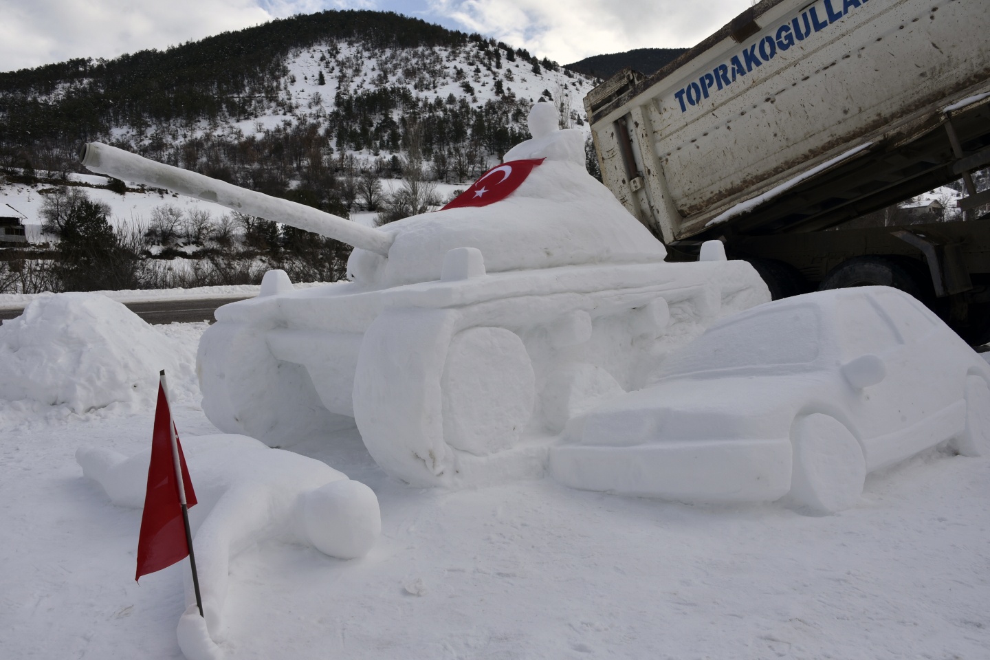 15 Temmuz’u kardan heykellerle anlattı 5