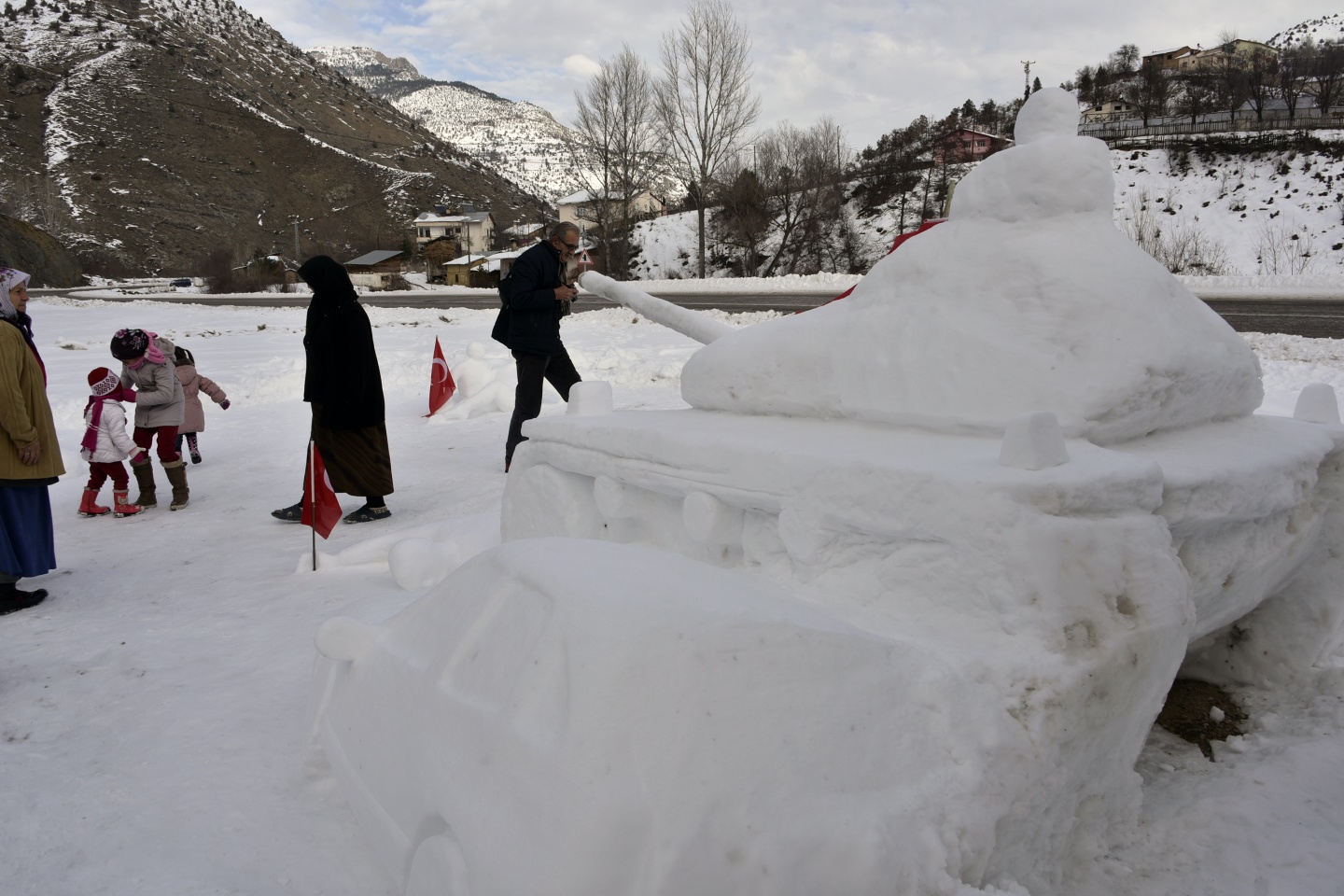 15 Temmuz’u kardan heykellerle anlattı 2