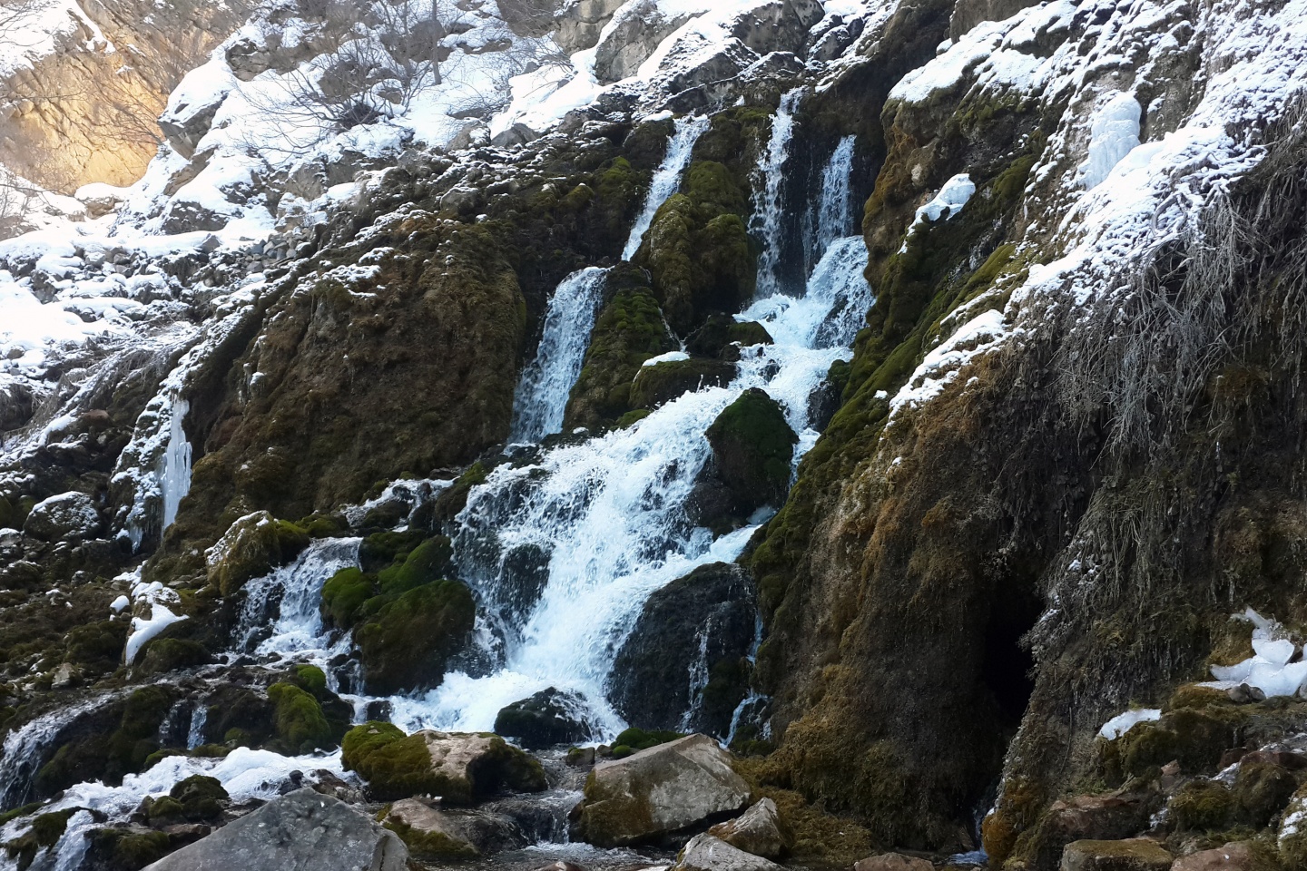 Tomara Şelalesinde kış güzelliği 9