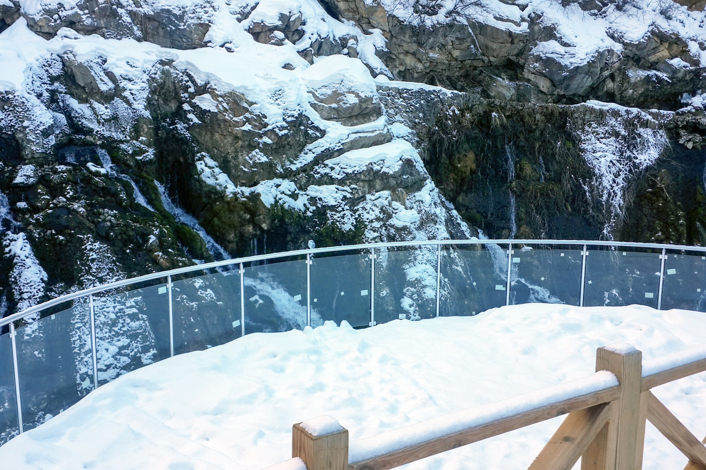 Tomara Şelalesinde kış güzelliği 12