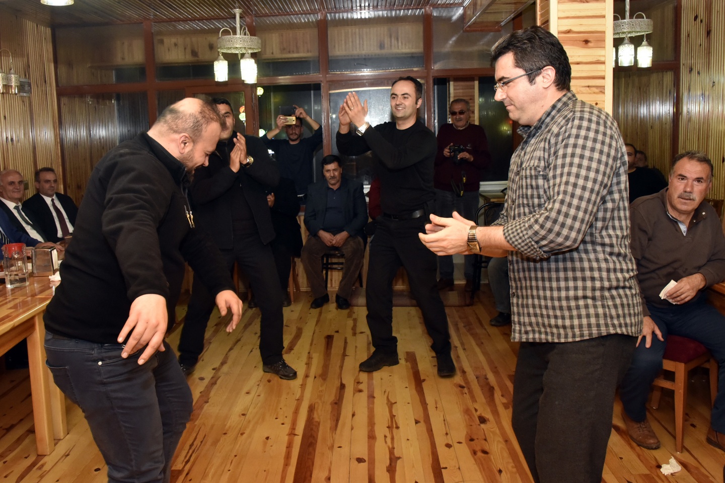 İşçisiyle horon, korumasıyla Giresun karşılaması oynadı 6