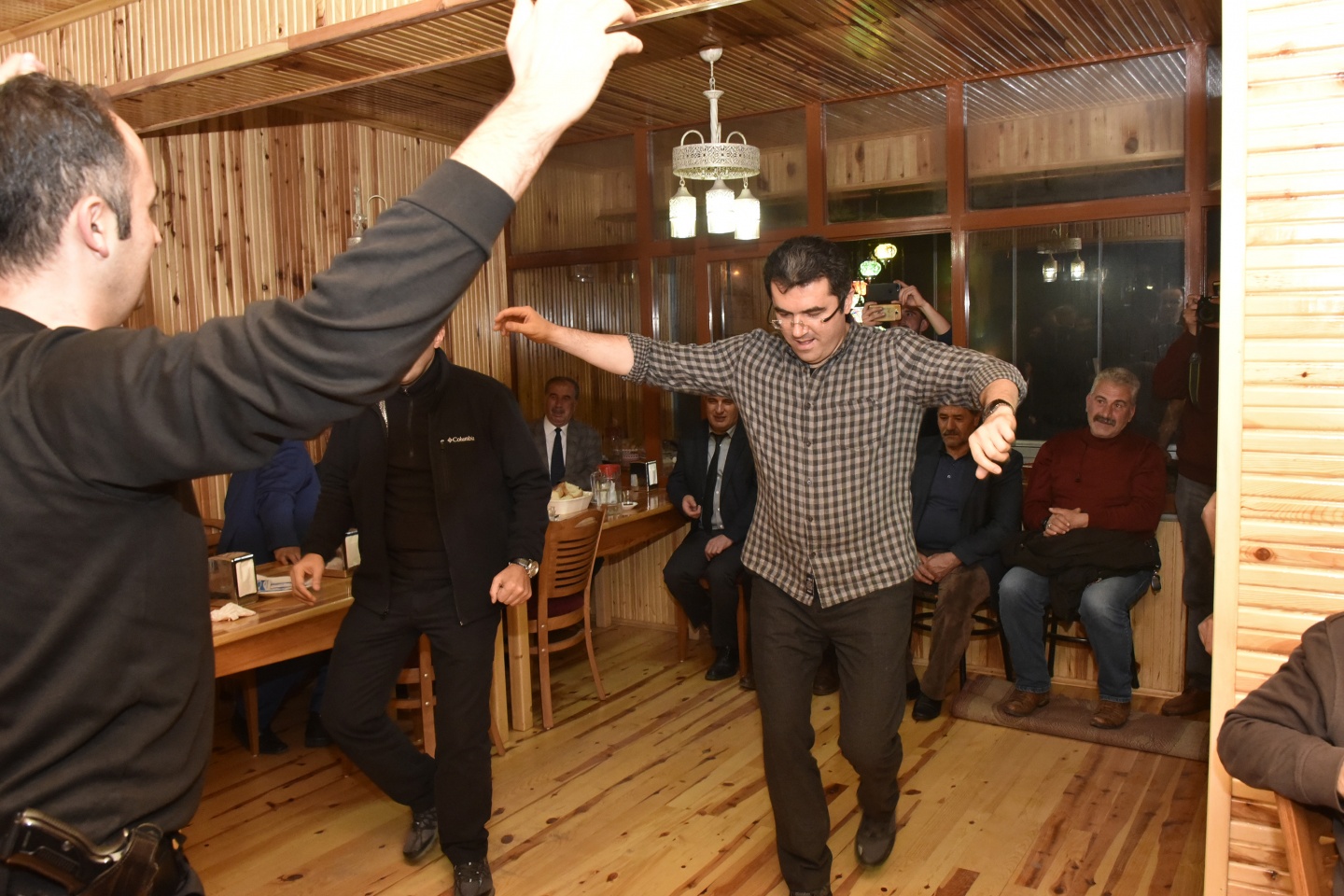 İşçisiyle horon, korumasıyla Giresun karşılaması oynadı 5