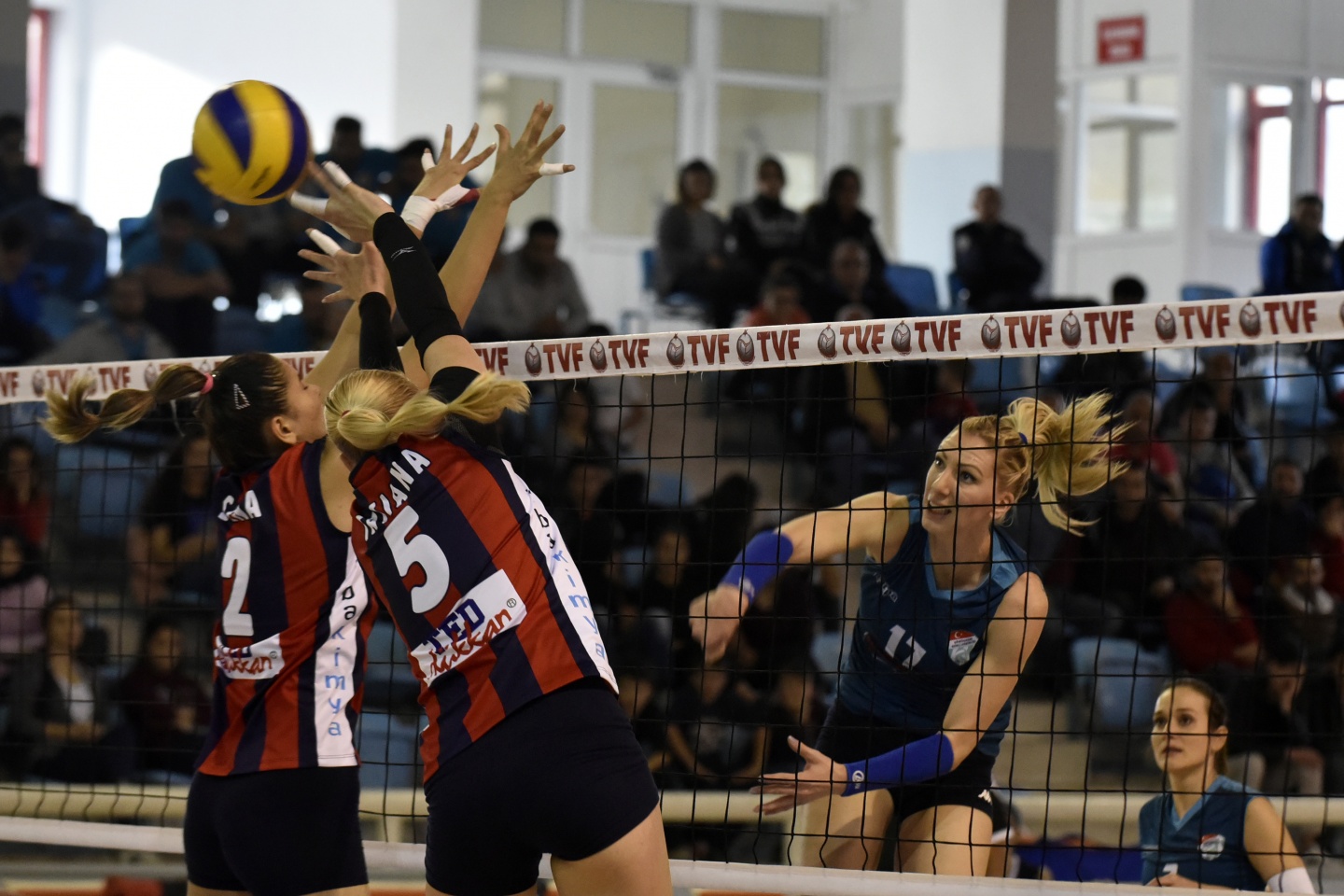 Gümüş Kızlar değil taraftar üzdü 24