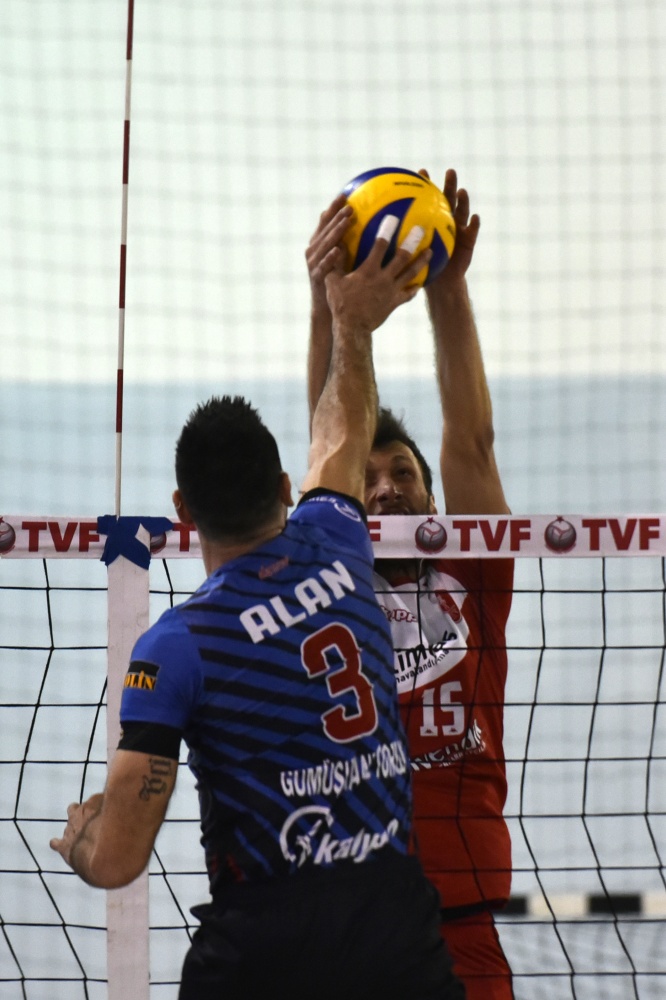 Voleybol derbisi Torul’un: 3-0 52