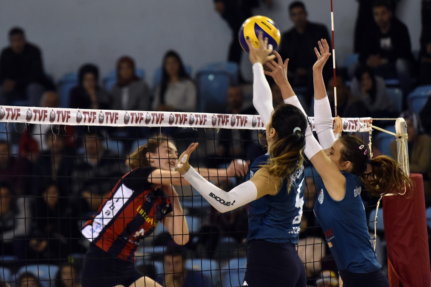 Gümüş Kızlar değil taraftar üzdü 27