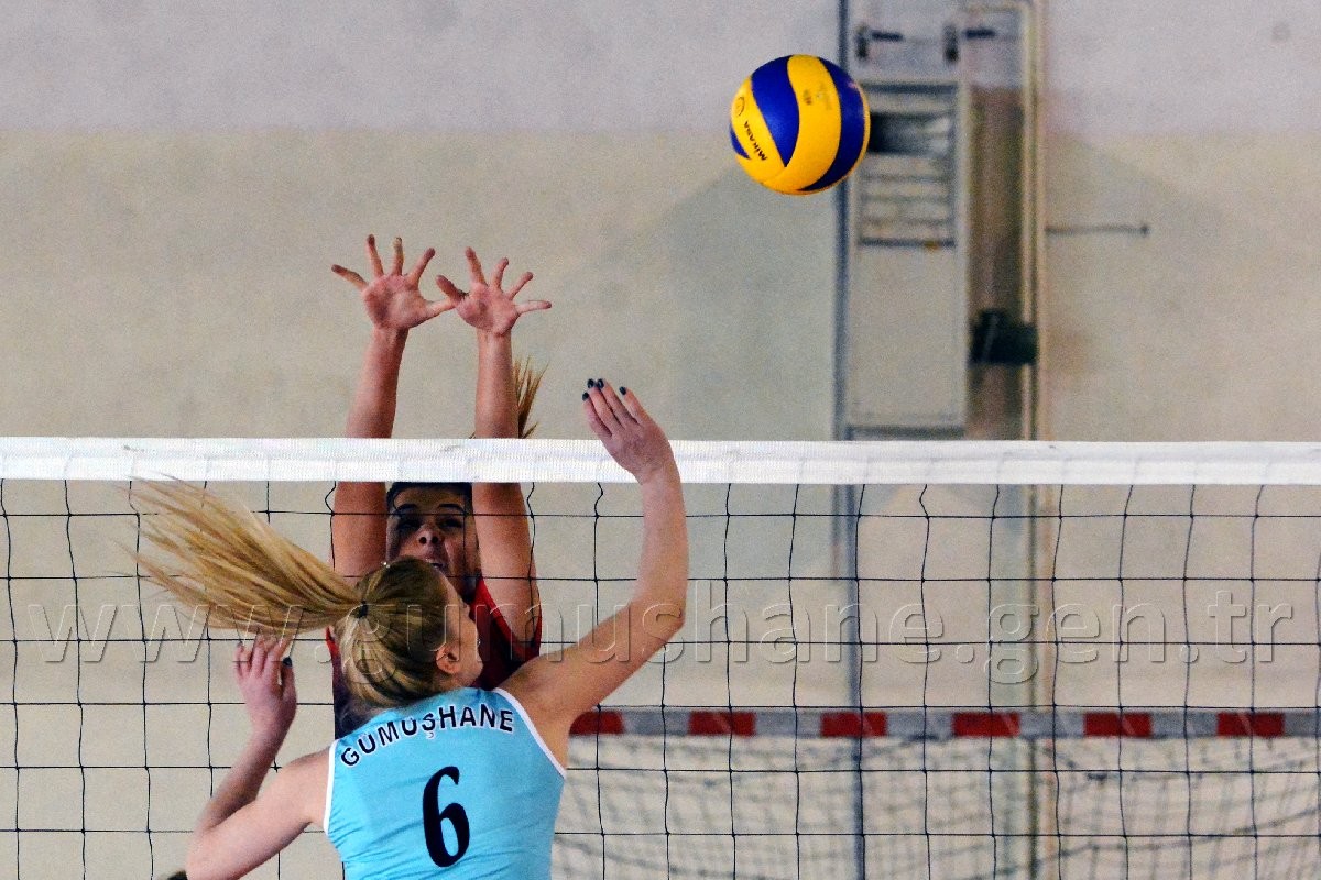 Gümüş Kızlar Yüzümüzü Güldürdü: 3-1 37