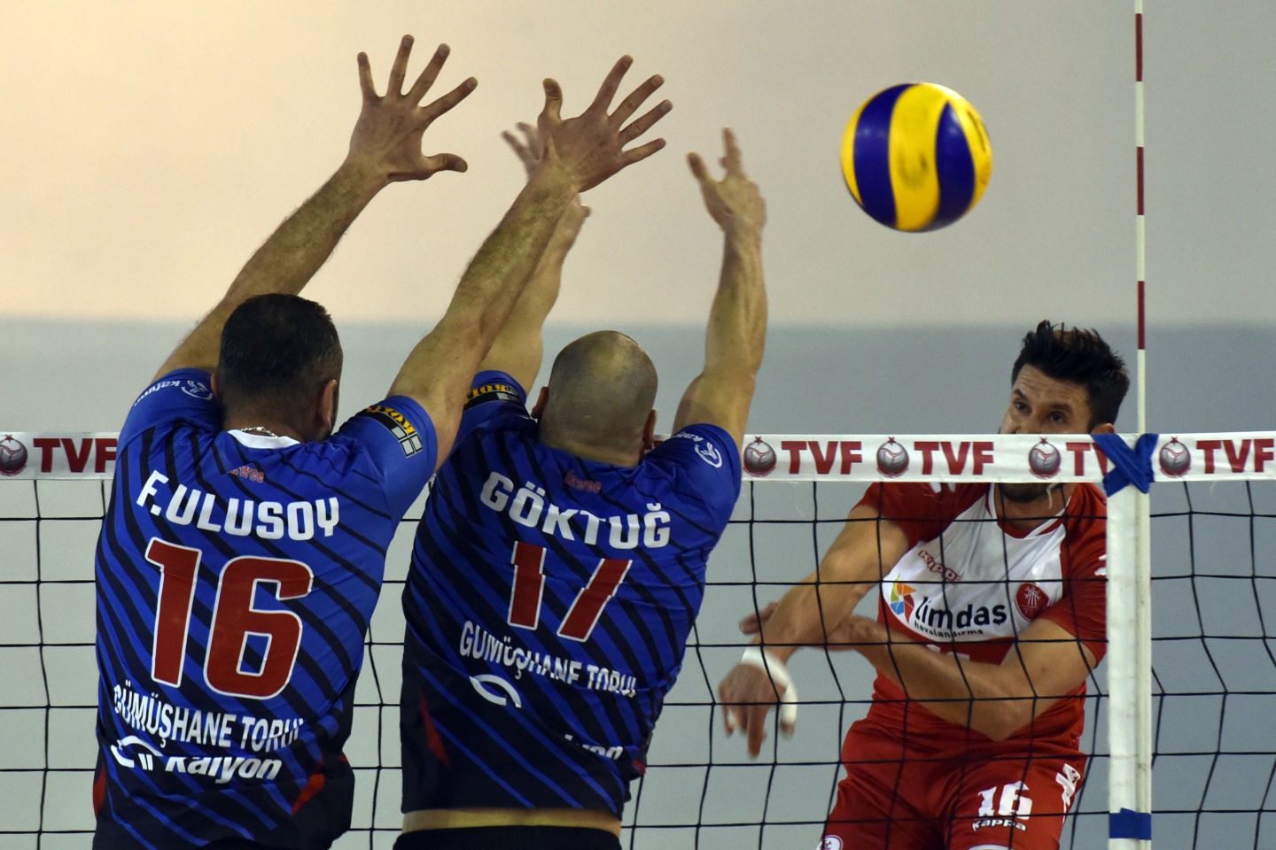 Voleybol derbisi Torul’un: 3-0 58