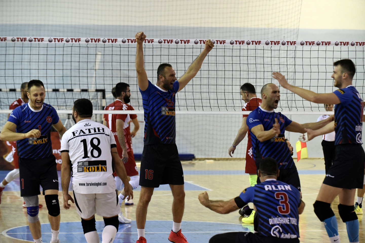 Voleybol derbisi Torul’un: 3-0 57