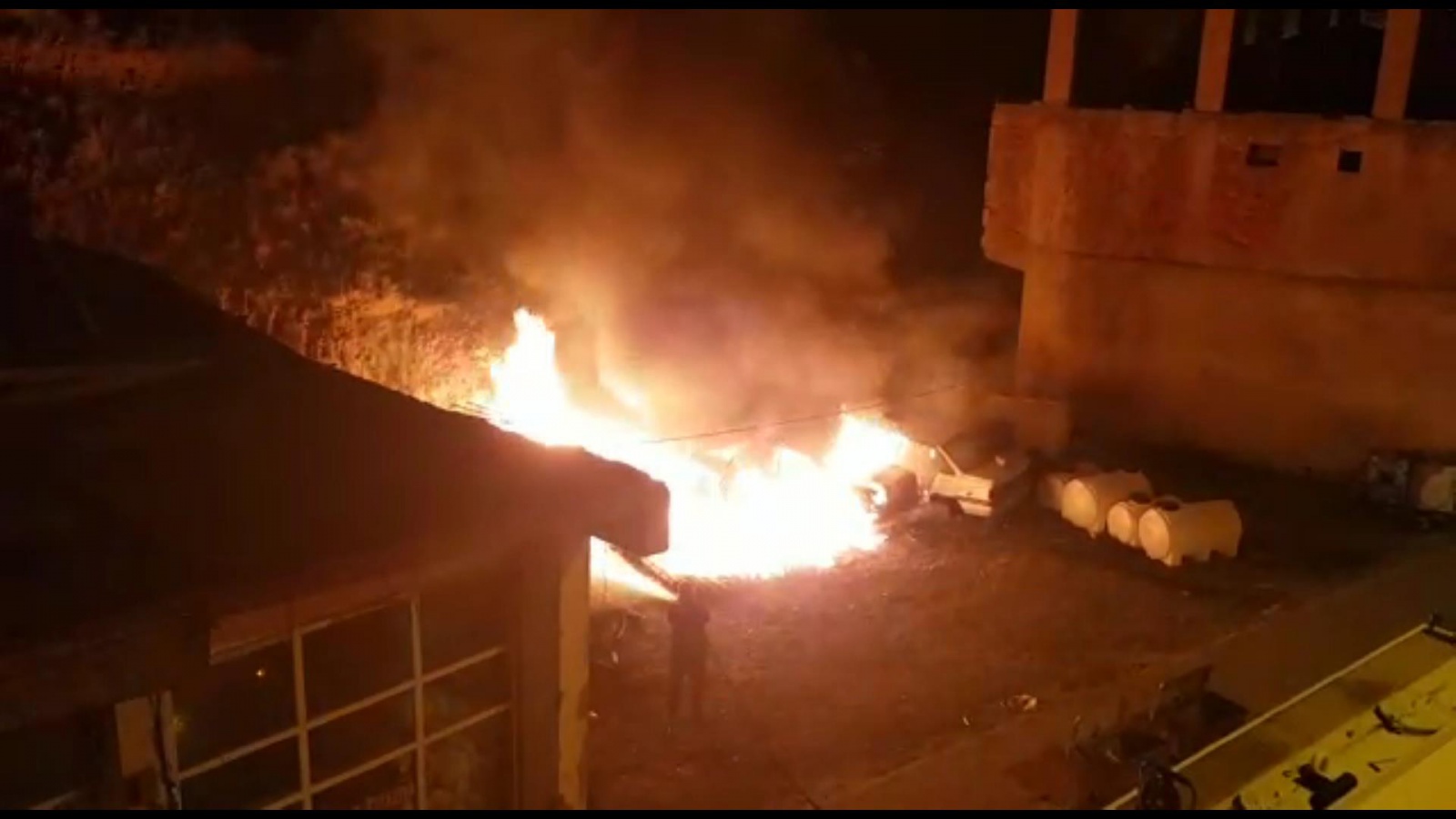 Kürtün’de hurda otomobiller cayır cayır yandı 1