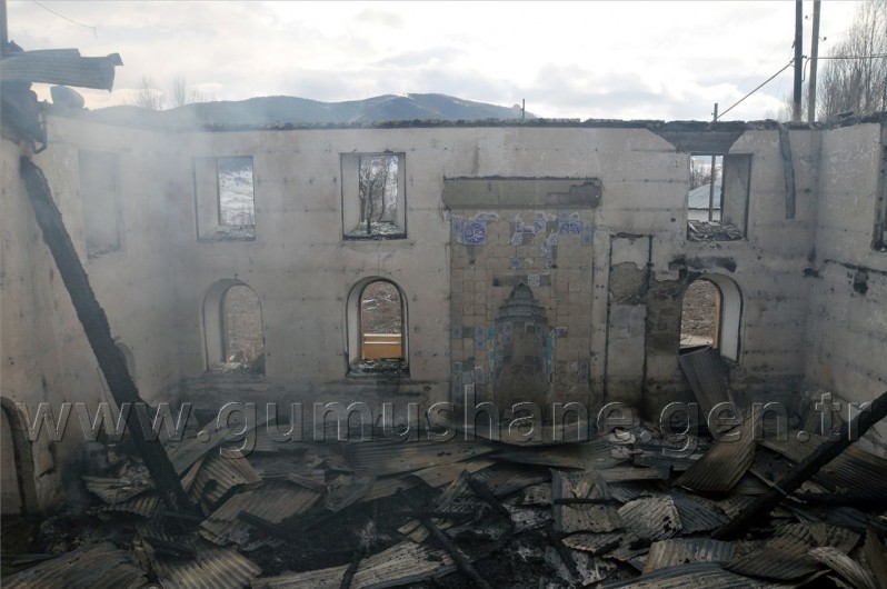 Sadak'ta Tarihi Cami Yangında Kül Oldu 7