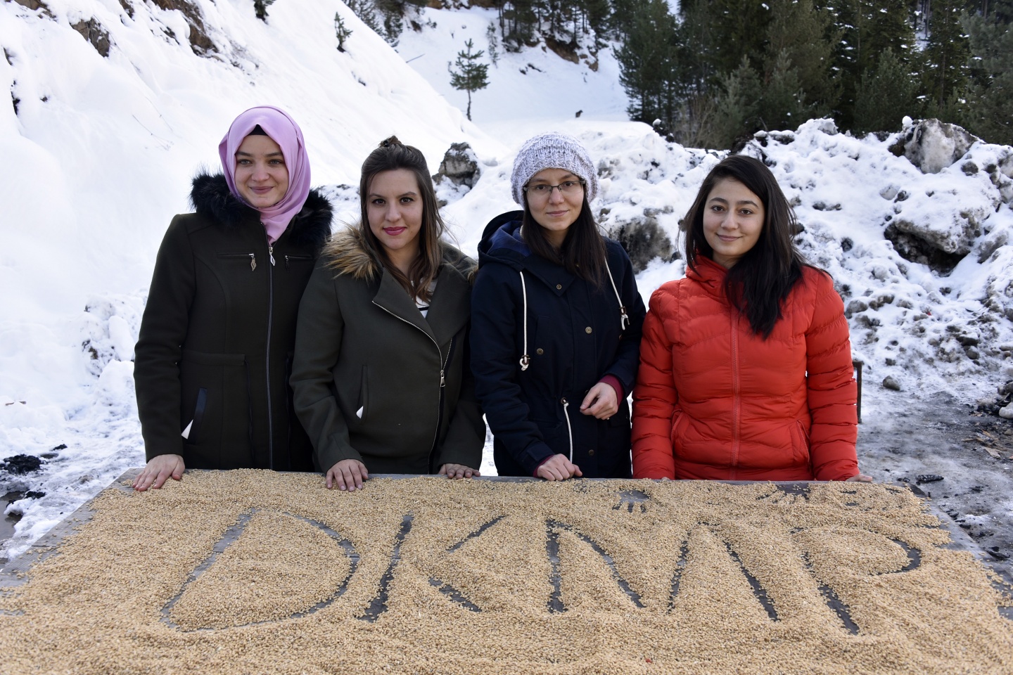 Gümüşhane’de yoğun kış şartlarında yaban hayatı unutulmuyor 7
