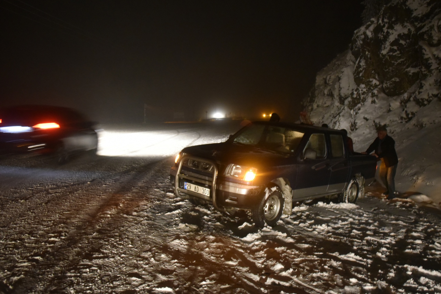 Kar yağışı Zigana dağı geçidinde ulaşımı aksattı 10