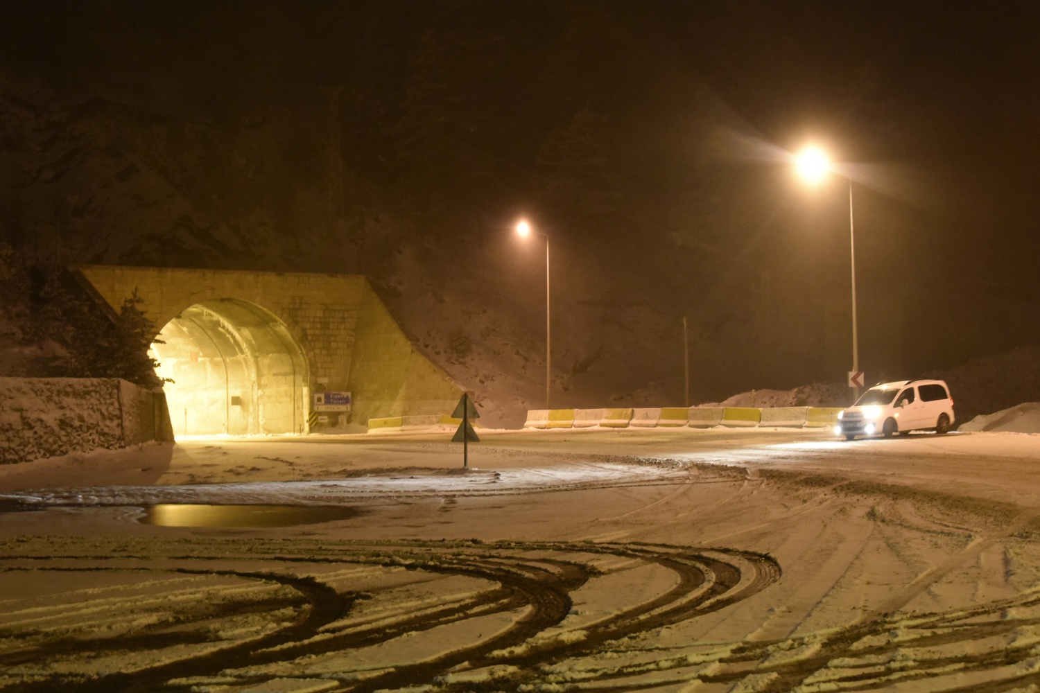 Kar yağışı Zigana dağı geçidinde ulaşımı aksattı 7