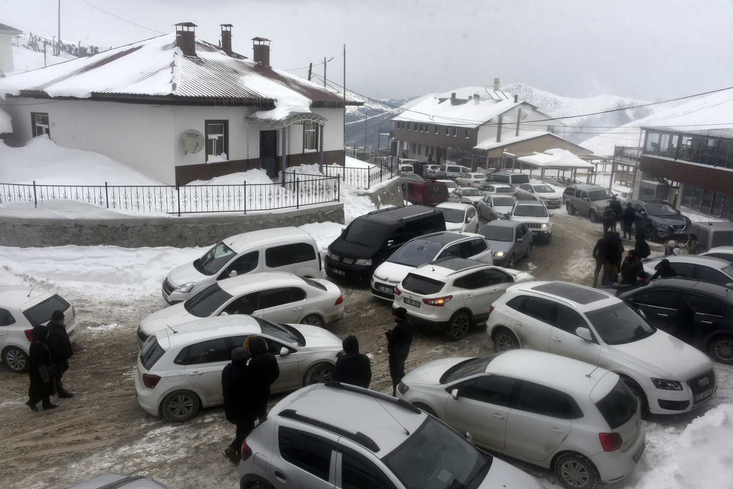 Zigana’da araç park edecek yer kalmadı 80