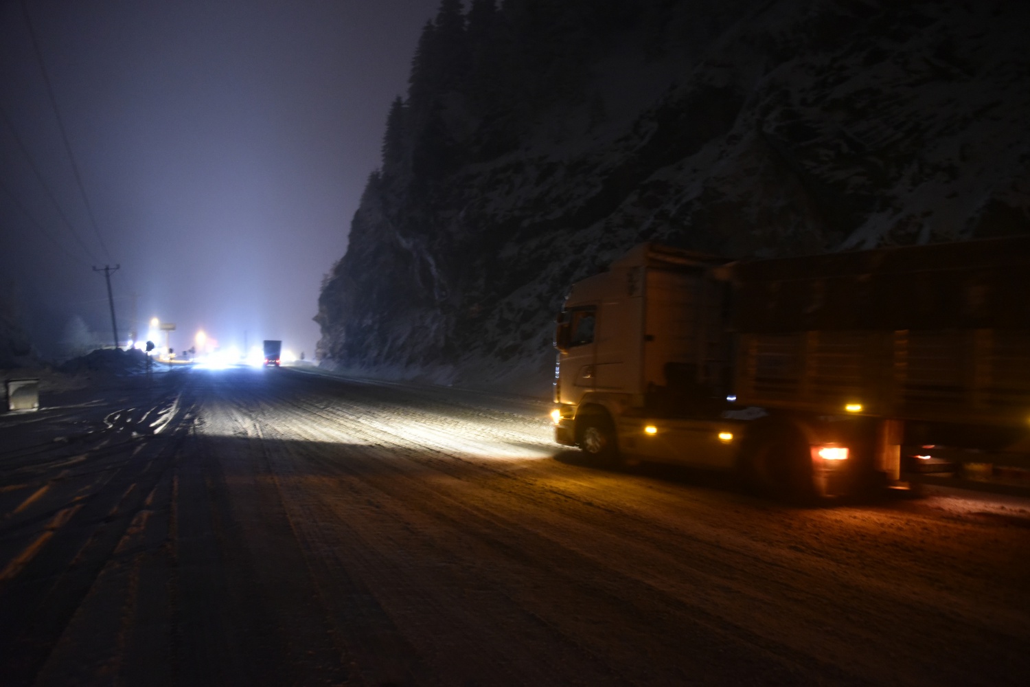 Kar yağışı Zigana dağı geçidinde ulaşımı aksattı 2