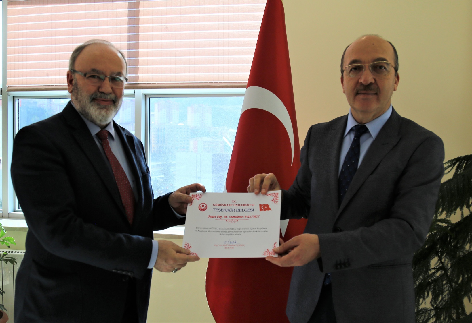 Eğitimlere katkıda bulunan akademisyenlere teşekkür belgesi 3