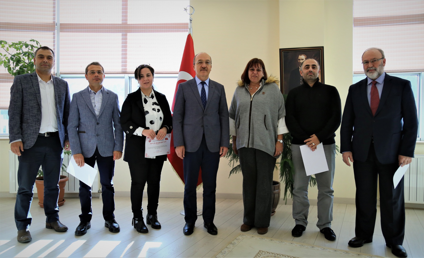 Eğitimlere katkıda bulunan akademisyenlere teşekkür belgesi 4