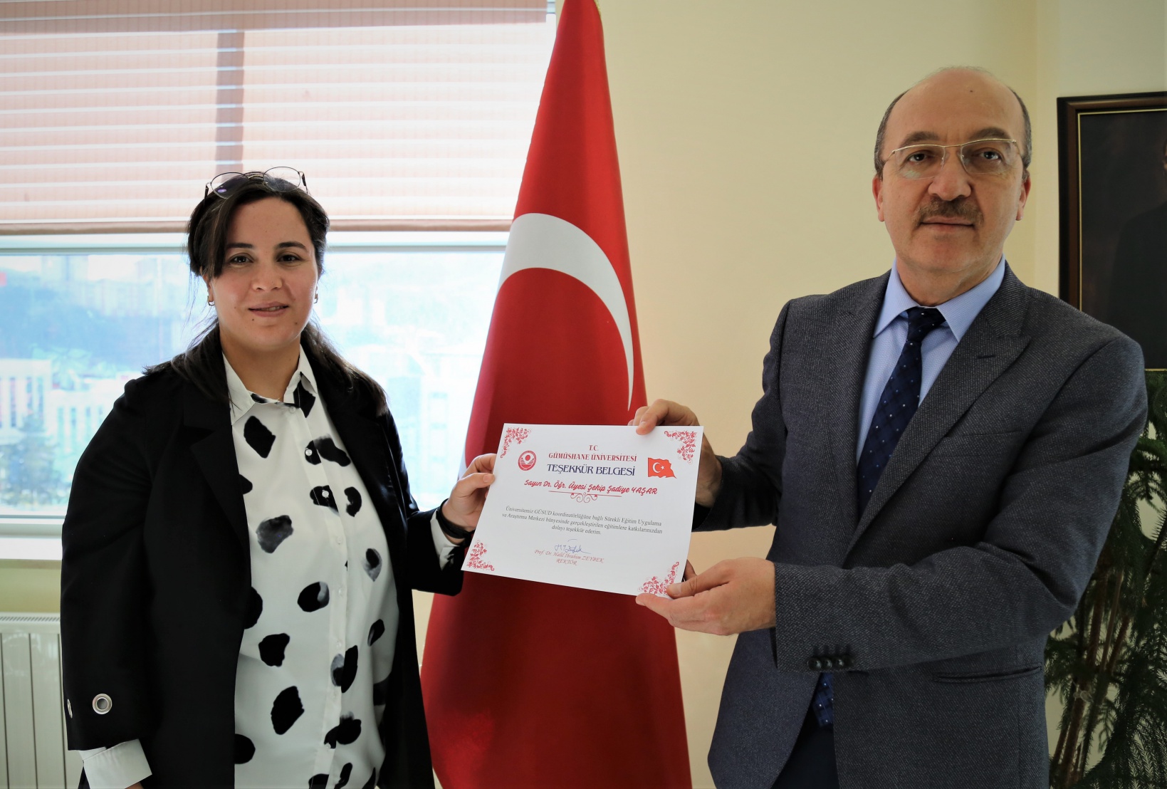 Eğitimlere katkıda bulunan akademisyenlere teşekkür belgesi 2