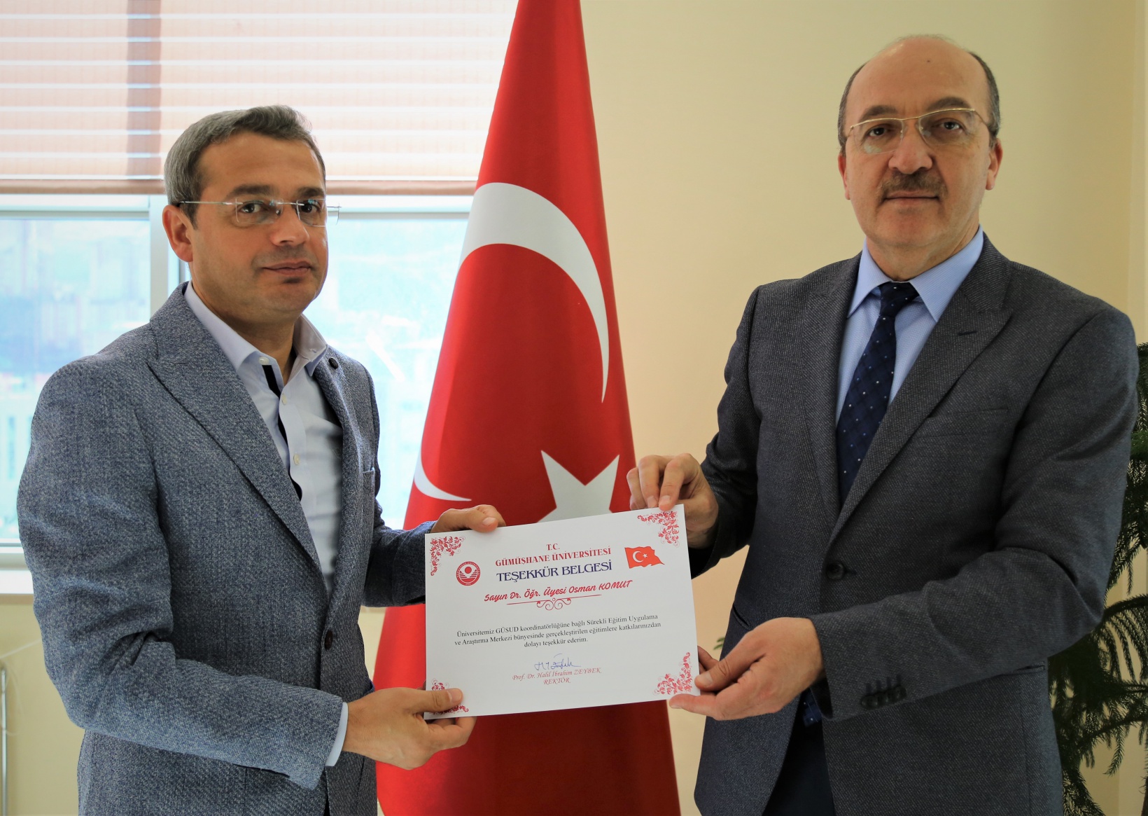 Eğitimlere katkıda bulunan akademisyenlere teşekkür belgesi 5